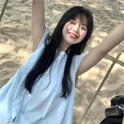 美食广场里的女高中生们在说啥